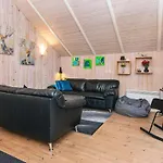 6 Person In Ansager-by Traum