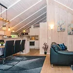 6 Person In Ansager-by Traum